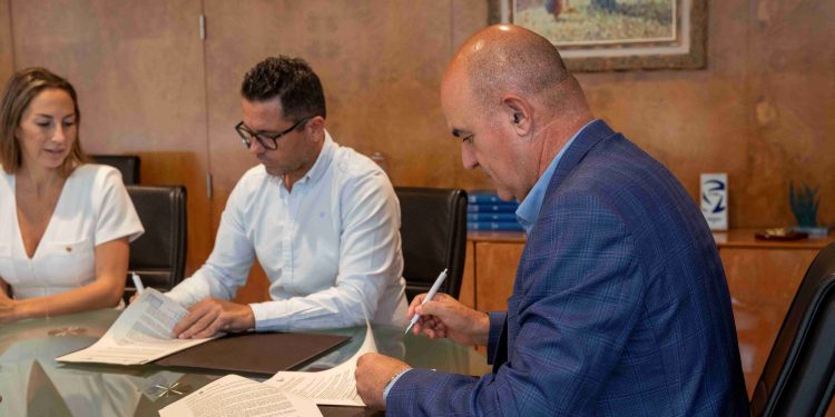 Firma del convenio. Foto: Consell de Ibiza