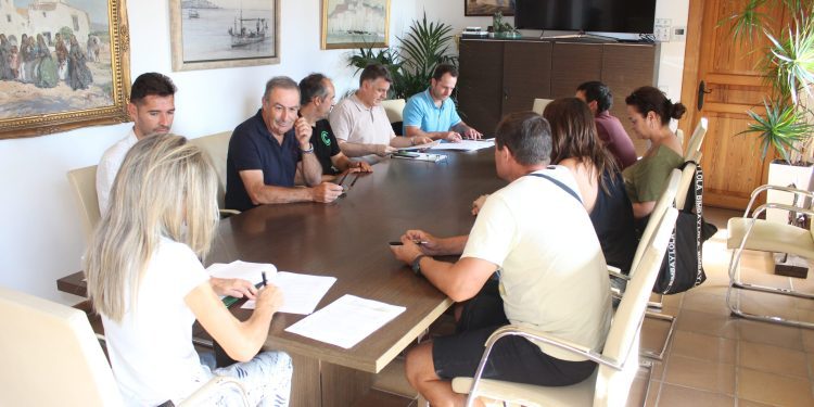 Firma de los convenios. Foto: Ayuntamiento de Santa Eulària