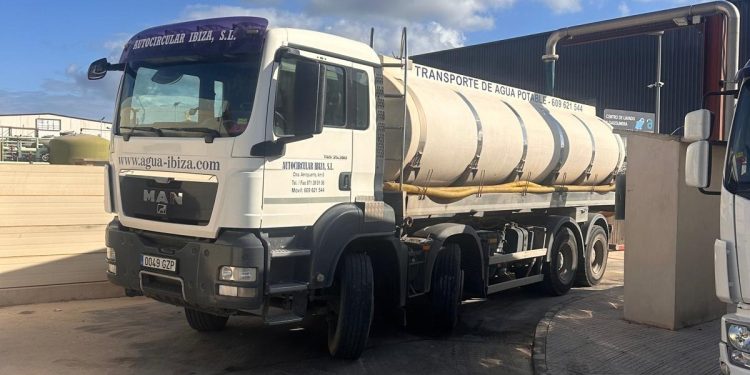 Dispensador de agua en la desaladora de Ibiza. Foto: Govern balear