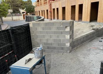 El edificio ocupa la acera, tal y como denuncian los socialistas.