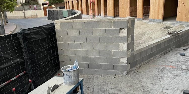 El edificio ocupa la acera, tal y como denuncian los socialistas.