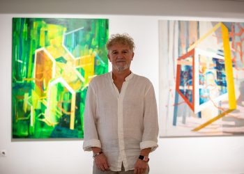 Vicent Boïl con su obra en Sa Nostra Sala.