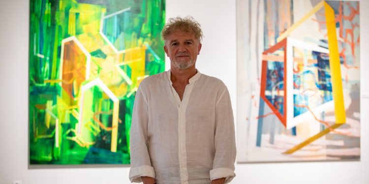 Vicent Boïl con su obra en Sa Nostra Sala.