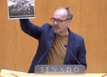 Ferrer muestra una foto de asentamientos de caravanas y tiendas de campaña en una sesión anterior en el Senado. Foto: Eivissa i Formentera al Senat