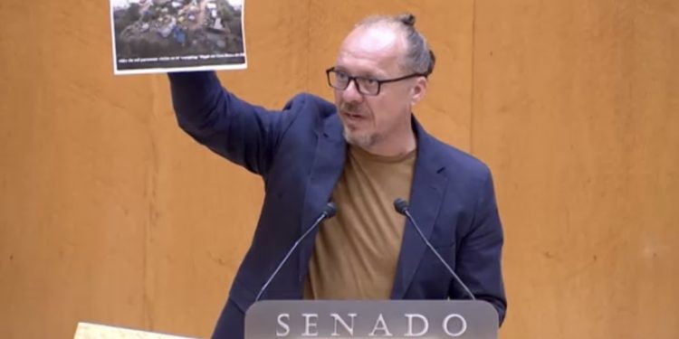 Ferrer muestra una foto de asentamientos de caravanas y tiendas de campaña en una sesión anterior en el Senado. Foto: Eivissa i Formentera al Senat