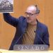 Ferrer muestra una foto de asentamientos de caravanas y tiendas de campaña en una sesión anterior en el Senado. Foto: Eivissa i Formentera al Senat