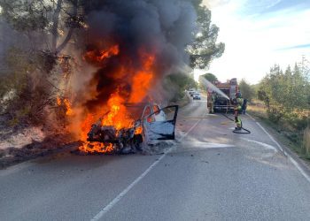 Los bomberos sofocan un incendio en un vehículo. Fotos: Bombers d'Eivissa