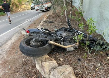 La moto, tras el impacto. Foto: Noudiari