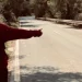 Un joven haciendo autostop en una carretera, en la imagen que han escogido para la campaña de recogida de firmas.