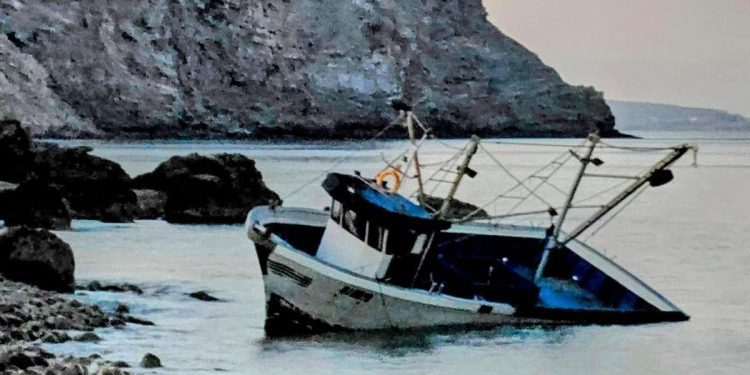 Imagen del pesquero, junto a la costa. Foto: Serafín Grivé Guasch