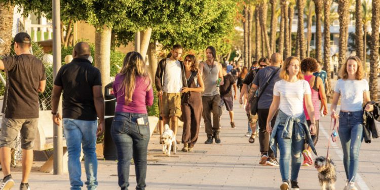 Personas paseando por Sant Antoni. Foto: Toni Planells