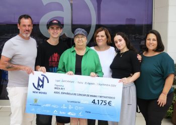 Entrega del dinero recaudado. Foto: Ayuntamiento de Sant Antoni