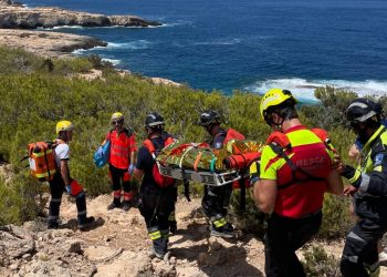 Rescate en zona rural en una imagen de archivo. Foto: Bombers d'Eivissa