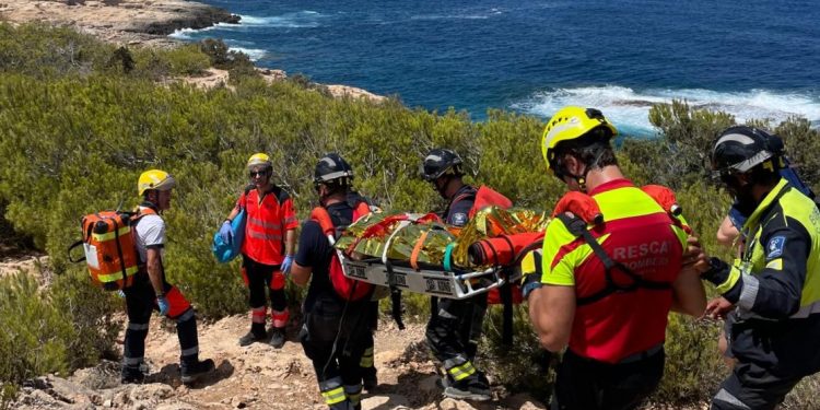 Rescate en zona rural en una imagen de archivo. Foto: Bombers d'Eivissa