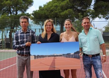 Catiana Fuster y Ana Ferrer sostienen la imagen de cómo quedarán las pistas en presencia de representantes de Tenis Club Ibiza.