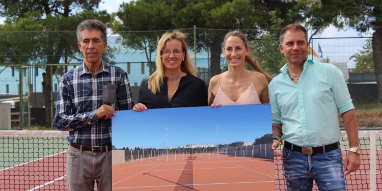 Catiana Fuster y Ana Ferrer sostienen la imagen de cómo quedarán las pistas en presencia de representantes de Tenis Club Ibiza.