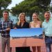 Catiana Fuster y Ana Ferrer sostienen la imagen de cómo quedarán las pistas en presencia de representantes de Tenis Club Ibiza.
