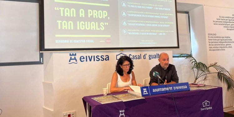 Penín y Castro en la presentación del ciclo 'Tan a prop, tan iguals'. Foto: Ayuntamiento de Ibiza