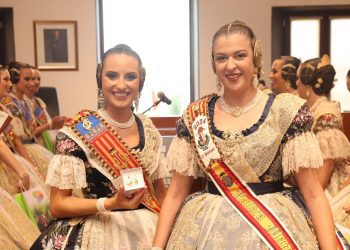 Las dos Falleras Mayores, de, Valencia y Sant Antoni de Portmany (Eivissa) al finalizar el encuentro cultura que tuvo lugar en la Sala de Plenos del Ayuntamiento ibicenco.