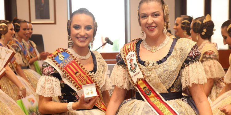 Las dos Falleras Mayores, de, Valencia y Sant Antoni de Portmany (Eivissa) al finalizar el encuentro cultura que tuvo lugar en la Sala de Plenos del Ayuntamiento ibicenco.