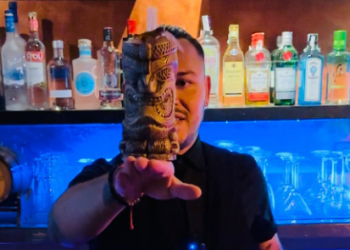 Álvaro Yepes y su cóctel ya preparado.