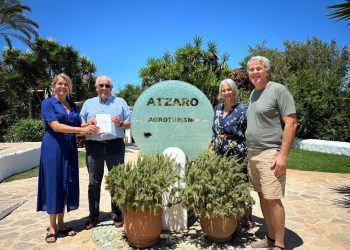 Yolanda Torres, Juan Torres, Ángeles Guasch y Víctor Guasch, durante el acto de entrega del cheque