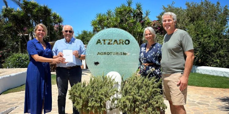 Yolanda Torres, Juan Torres, Ángeles Guasch y Víctor Guasch, durante el acto de entrega del cheque