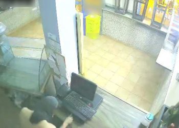 Imagen captada por la cámara de seguridad del comercio de Sant Francesc en el que reventó la caja registradora