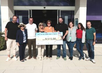 Entrega del donativo. Foto: Ayuntamiento de Sant Antoni