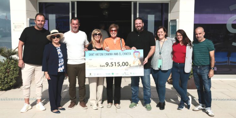 Entrega del donativo. Foto: Ayuntamiento de Sant Antoni