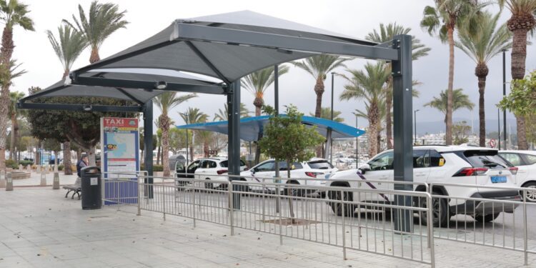Nuevo toldo de la parada de taxis de Sant Antoni.