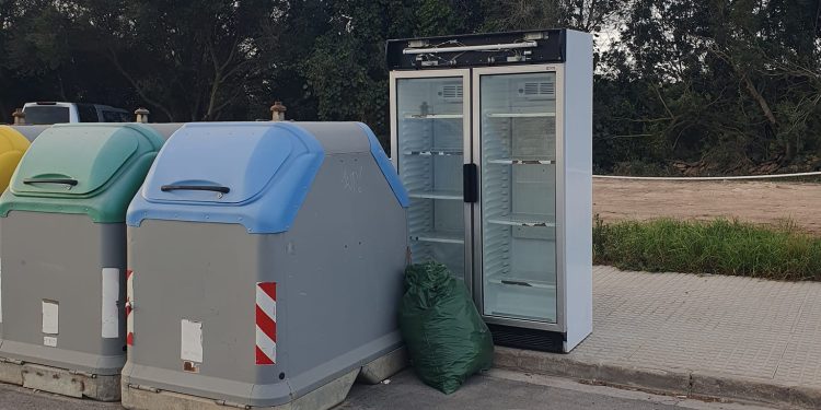 La nevera industrial, de 166 kilos, abandonada junto a unos contenedores en Santa Gertrudis. Foto Arno Lippert