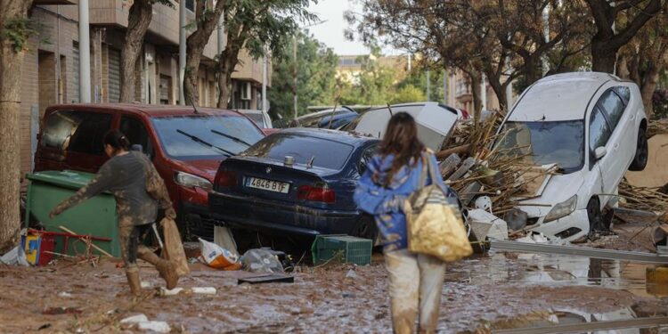 Vista de una calle afectada en Paiporta, tras las fuertes lluvias causadas por la DANA. EFE/Manu Bruque