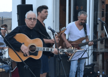 Albert Cooper tocando en 2017, con 84 años, con Bluesmafia i es Saligardos en Can Jordi. Imagen Sant Josep és Música. A su lado Dennis Herman y detrás, Miquel Botja.