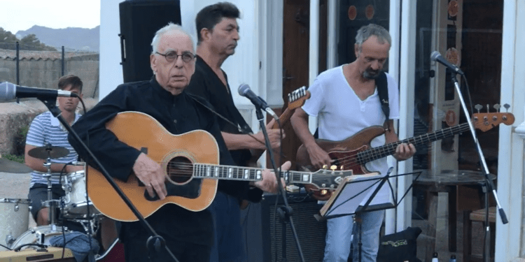 Albert Cooper tocando en 2017, con 84 años, con Bluesmafia i es Saligardos en Can Jordi. Imagen Sant Josep és Música. A su lado Dennis Herman y detrás, Miquel Botja.
