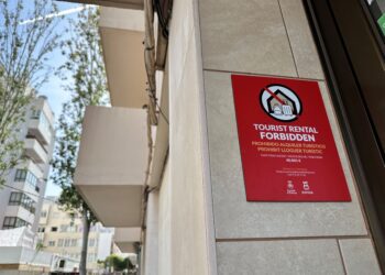 Un bloque de viviendas de la ciudad de Ibiza con un indicativo de que está prohibido el alquiler turístico. Foto L. F. A.
