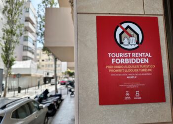 Una señal de 'alquiler turístico prohibido' en un edificio de viviendas de Ibiza. Foto Noudiari