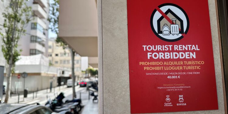 Una señal de 'alquiler turístico prohibido' en un edificio de viviendas de Ibiza. Foto Noudiari