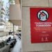 Una señal de 'alquiler turístico prohibido' en un edificio de viviendas de Ibiza. Foto Noudiari