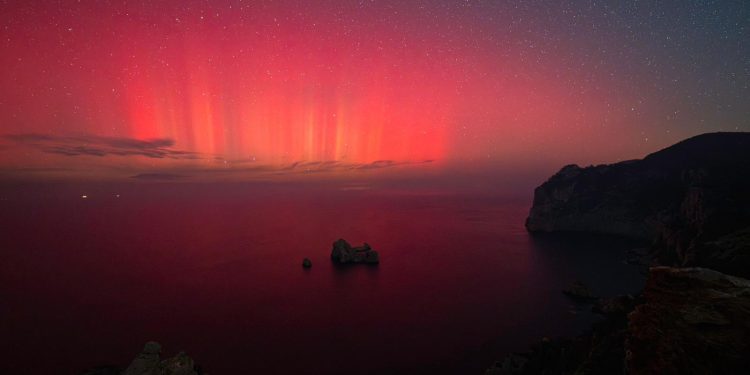 Espectacular imagen de la aurora boreal iluminando el cielo de Ibiza. Fotos: Daniel Olmo.