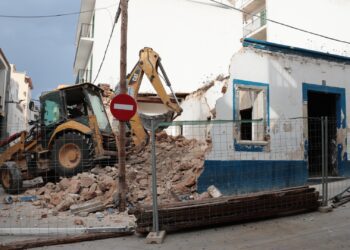 Trabajos de demolición de la vivienda. Fotos: Ayuntamiento de Sant Antoni