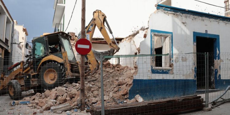 Trabajos de demolición de la vivienda. Fotos: Ayuntamiento de Sant Antoni