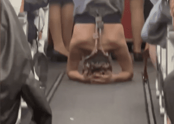 Daisy Doris May haciendo yoga en un vuelo de Ibiza a Manchester. @daisydorismay