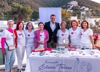 Manu Tenorio, rodeado de voluntarias de la Asociación Elena Torres.