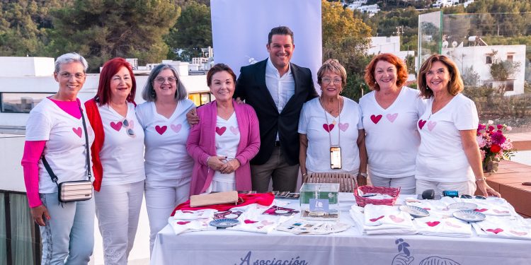 Manu Tenorio, rodeado de voluntarias de la Asociación Elena Torres.