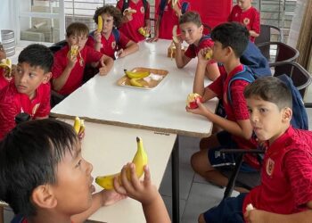 Jugadores de la cantera, comiendo fruta. Foto: S.D. Portmany