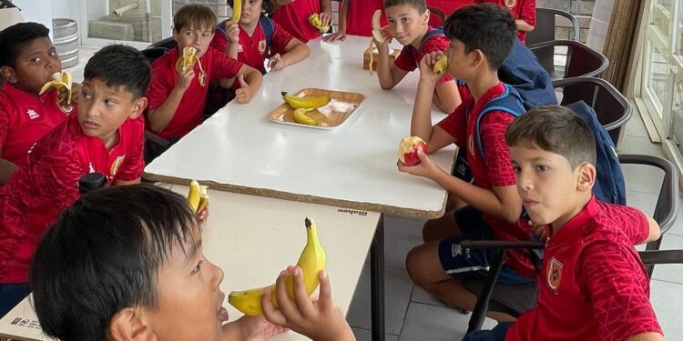 Jugadores de la cantera, comiendo fruta. Foto: S.D. Portmany