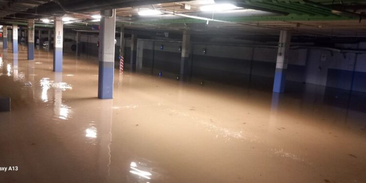 Un garaje inundado en una imagen compartida por los Bomberos de Mallorca.
