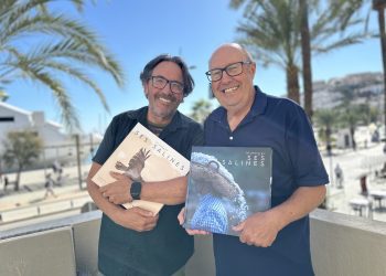 Rafa Domínguez sostiene el libro con la portada original y Sebastián Candela la realizada expresamente para la Fira de la Sal de Sant Jordi, en el municipio de Sant Josep. Foto L. F. A.