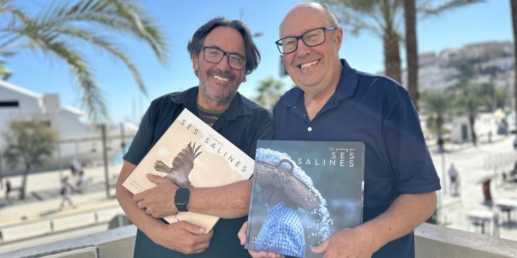 Rafa Domínguez sostiene el libro con la portada original y Sebastián Candela la realizada expresamente para la Fira de la Sal de Sant Jordi, en el municipio de Sant Josep. Foto L. F. A.